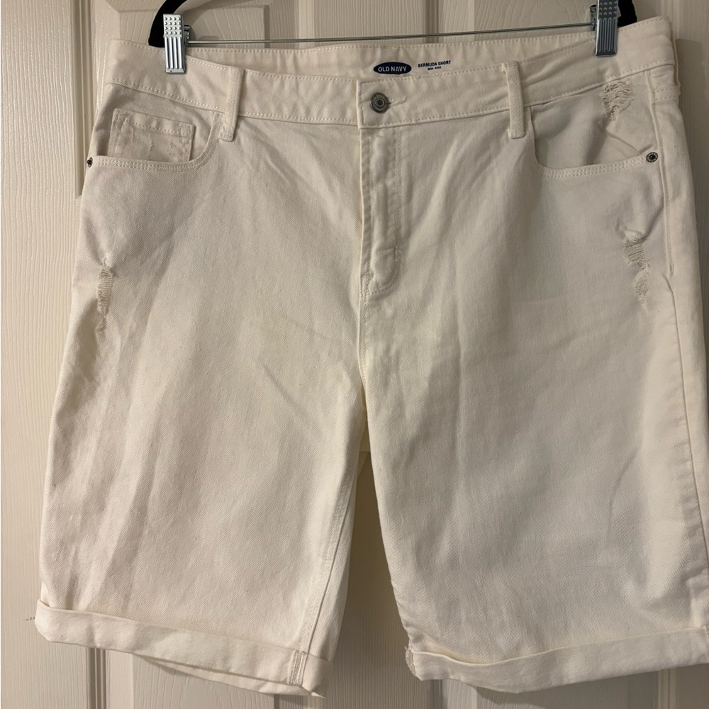 Old Navy Cream Bermuda Shorts Classic Style Size 16
